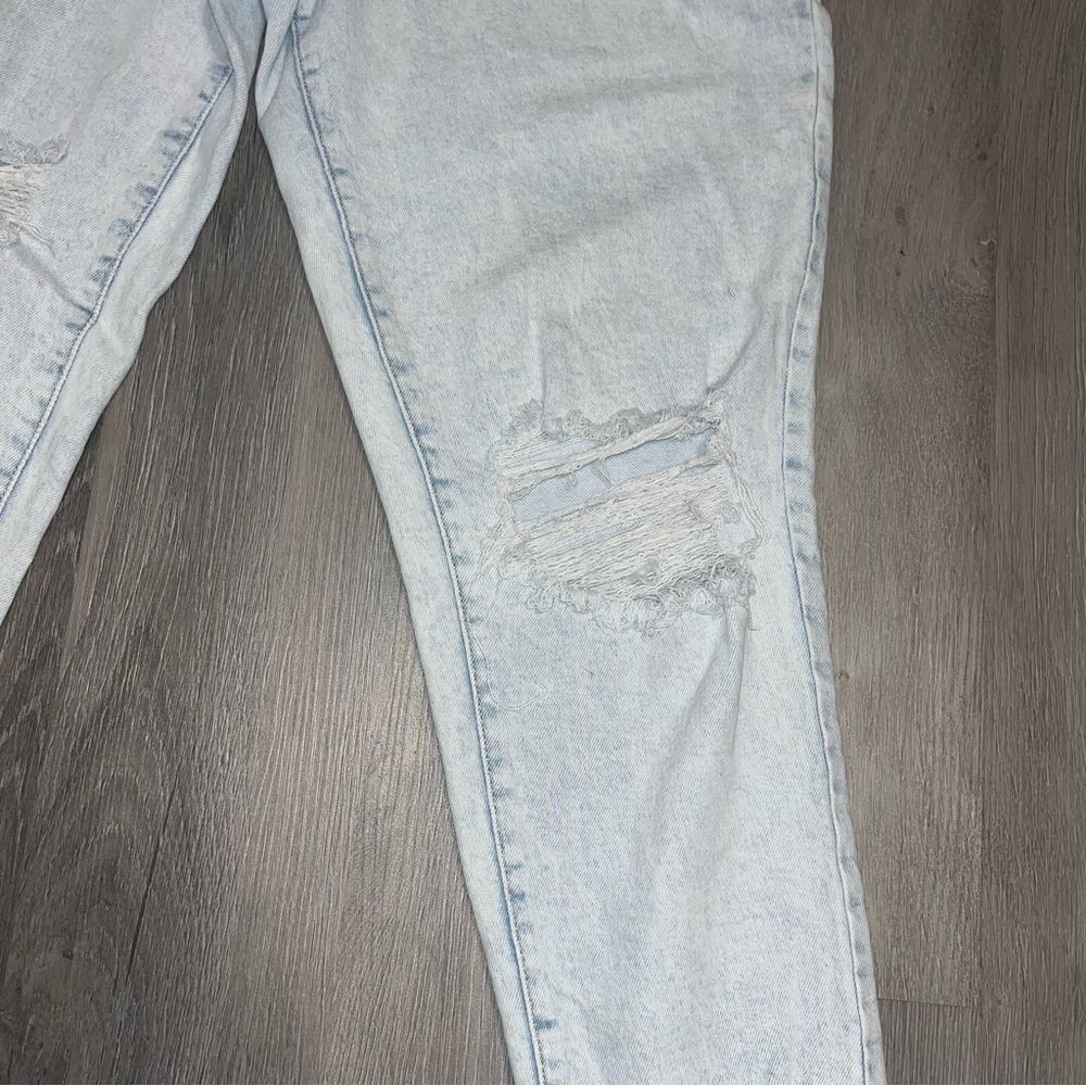 SO Light washed high rise Mom Distressed Jeans Juniors size 11 - Picture 5 of 10